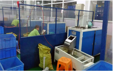 Máquina automática de descarga de borracha de acabamento por rotação para vedação de anéis O, juntas fornecedor